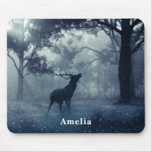 Hirsche mit Antlern in einem Schattenwald Mousepad