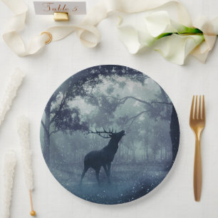 Hirsche mit Antlern in einem Schattenwald Pappteller