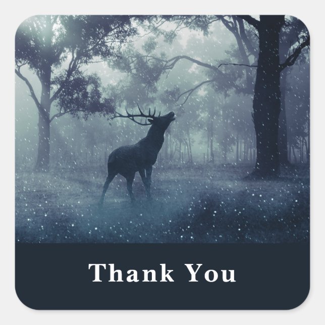 Hirsche mit Antlern in einem Schattenwald - Vielen Quadratischer Aufkleber (Vorderseite)