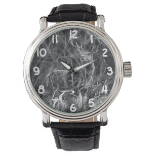 Hirsche mit Geweihen, die von Feld und Baum gerahm Armbanduhr