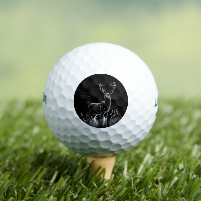 Hirsche mit Geweihen, die von Feld und Baum gerahm Golfball (Insitu T-Shirt)