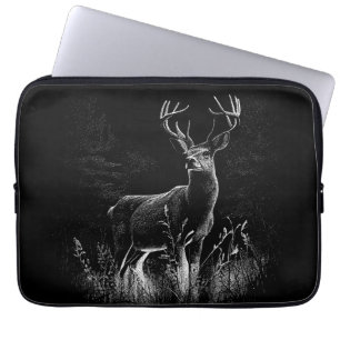 Hirsche mit Geweihen, die von Feld und Baum gerahm Laptopschutzhülle