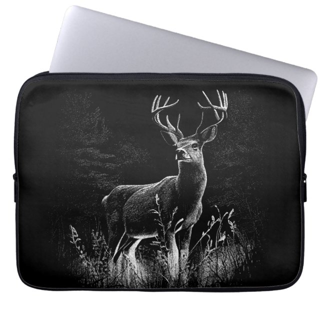 Hirsche mit Geweihen, die von Feld und Baum gerahm Laptopschutzhülle (Vorderseite)