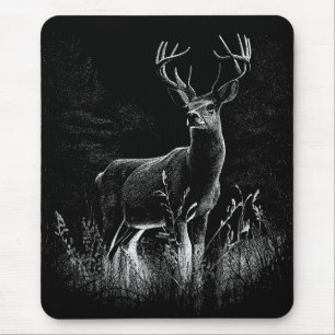 Hirsche mit Geweihen, die von Feld und Baum gerahm Mousepad