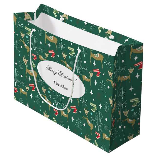 Hirsche mit Weihnachtsbäumen und Schneeflocken Große Geschenktüte (Vorderseite Schrägansicht)