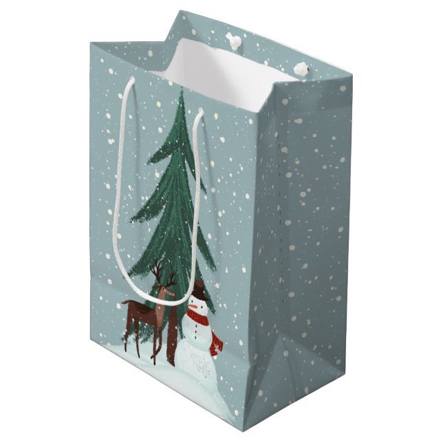 Hirsche und Schneemann in Schneeflocken Mittlere Geschenktüte (Vorderseite Schrägansicht)