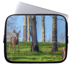 Hirsche und Waldbäume Tierwelt Foto Laptopschutzhülle
