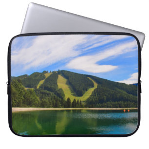 Hirschenkogel im Sommer - Wasser-Reflexionen Laptopschutzhülle