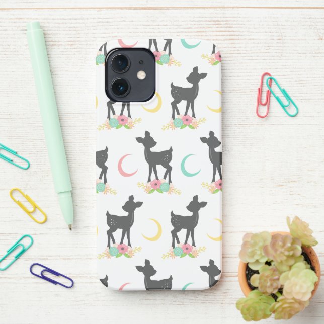 Hirschmuster, Baby Deer, Boho, Blume, Mond iPhone 12 Hülle (Auf dem Schreibtisch)