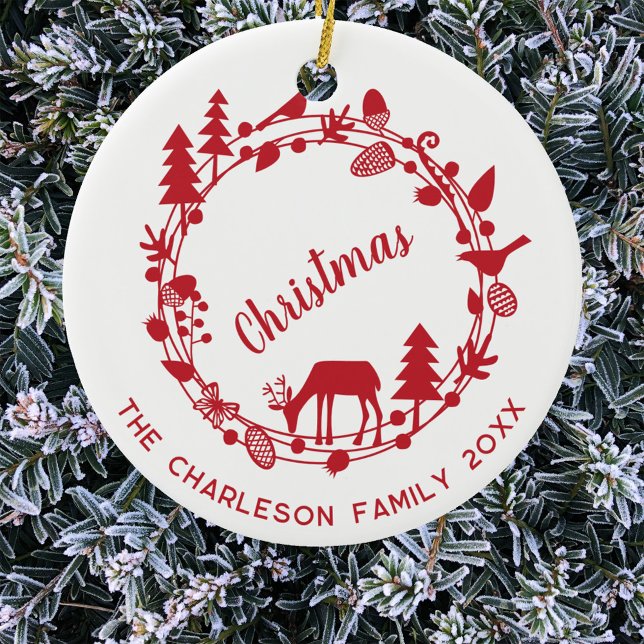 Hirschwald Kreath Personalisiert Weihnachten Keramik Ornament (Woodland forest wreath red and white personalized family name date text Christmas ornament)