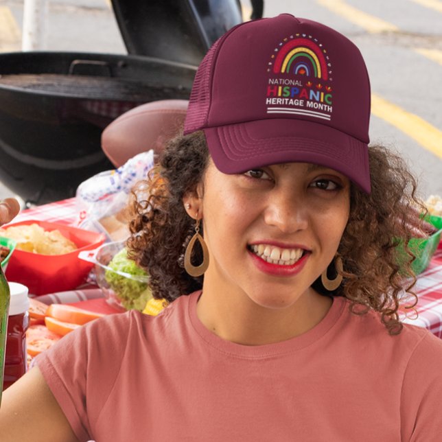 Hispanic Heritage Monat Boho Regenbogen und Flagge Truckerkappe (Von Creator hochgeladen)