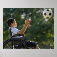 Hispanischer Junge, 8, im Rollstuhl mit Fußball