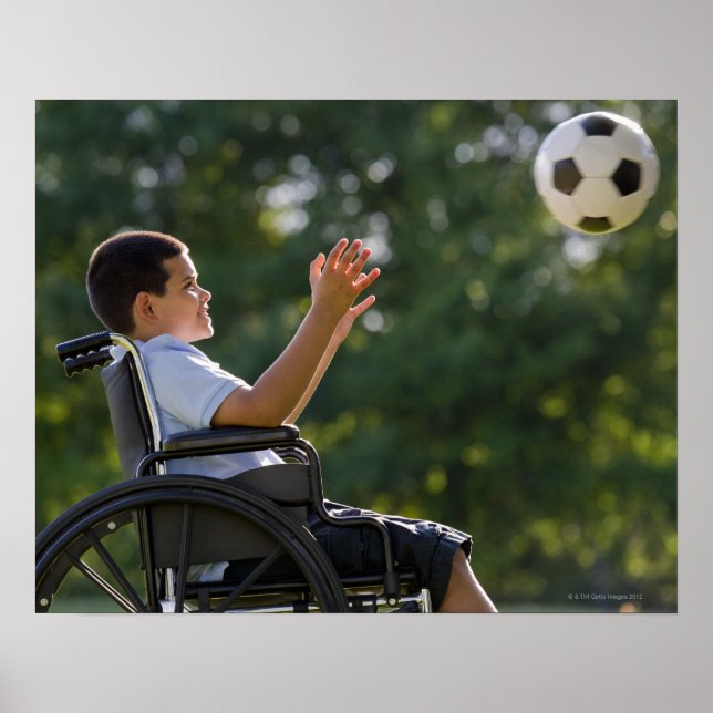 Hispanischer Junge, 8, im Rollstuhl mit Fußball Poster (Vorne)