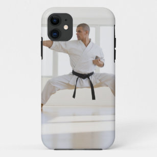 Hispanischer männlicher Karate-schwarzer Gürtel iPhone 11 Hülle
