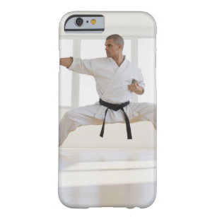 Hispanischer männlicher Karate-schwarzer Gürtel Barely There iPhone 6 Hülle