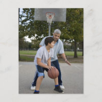 Hispanischer Vater und Sohn spielen Basketball