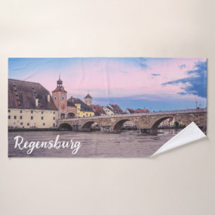 Historische Altstadt in Regensburg, Deutschland Badehandtuch