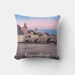 Historische Altstadt in Regensburg, Deutschland Kissen