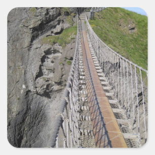 Historische Carrick-a-rede-Seilbrücke, Nordirland Quadratischer Aufkleber