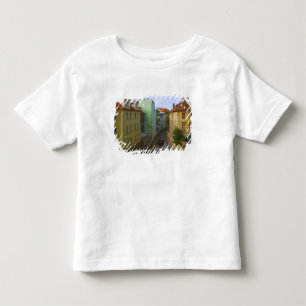 Historische Gebäude mit Kanal, Prag, Tschechien Kleinkind T-shirt