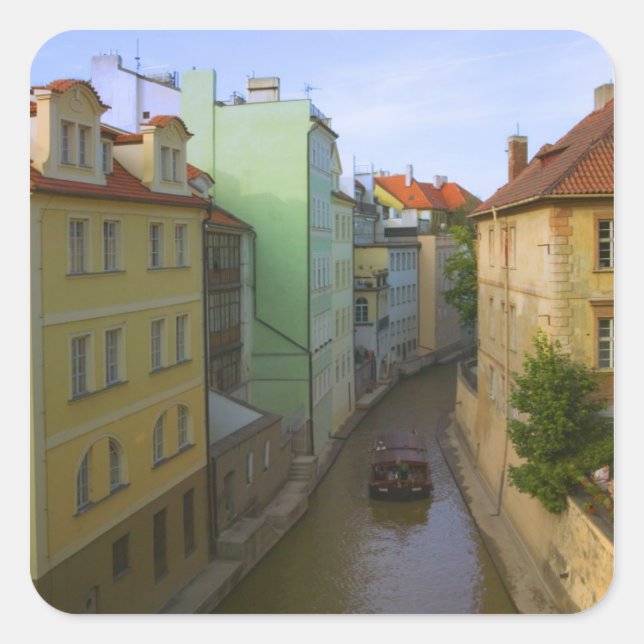 Historische Gebäude mit Kanal, Prag, Tschechien Quadratischer Aufkleber (Vorderseite)