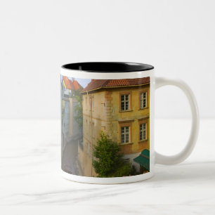 Historische Gebäude mit Kanal, Prag, Tschechien Zweifarbige Tasse