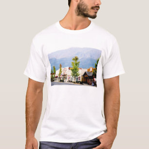 Historische Geschäfte bei Nacht in der Main Street T-Shirt