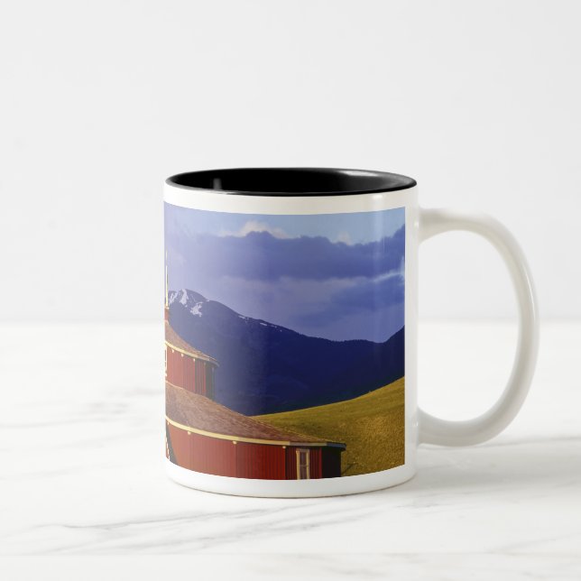 Historische runde Scheune am Zwilling überbrückt Zweifarbige Tasse (Rechts)