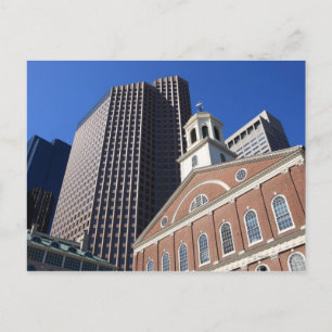 Historischer Faneuil Hall gegen modernes Boston Postkarte