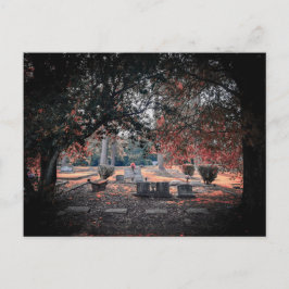 Historischer Friedhof mit herbstroten Blättern Postkarte
