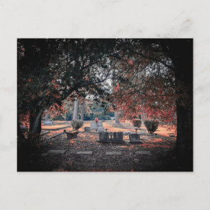 Historischer Friedhof mit herbstroten Blättern Postkarte
