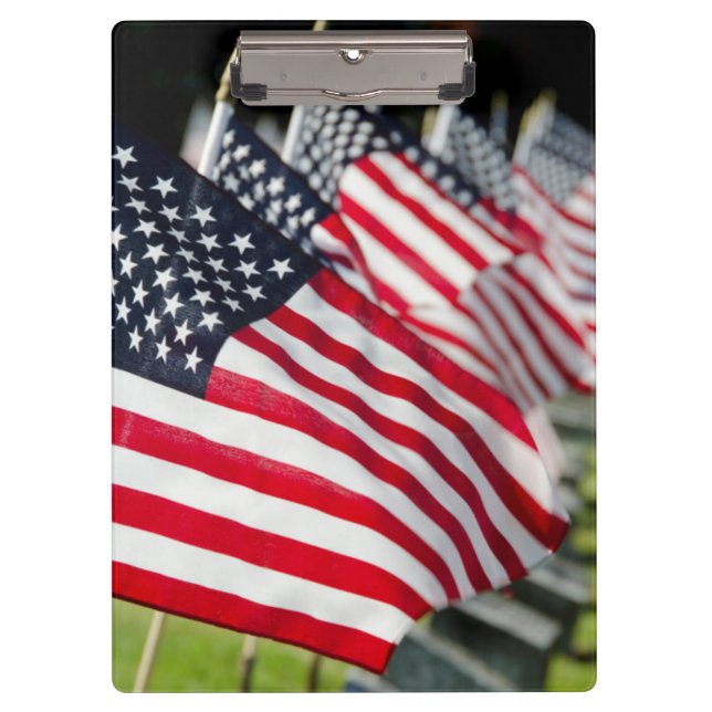 Historischer MilitärFriedhof mit US-Flaggen Klemmbrett (Vorderseite)
