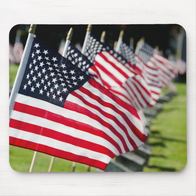 Historischer MilitärFriedhof mit US-Flaggen Mousepad (Vorne)