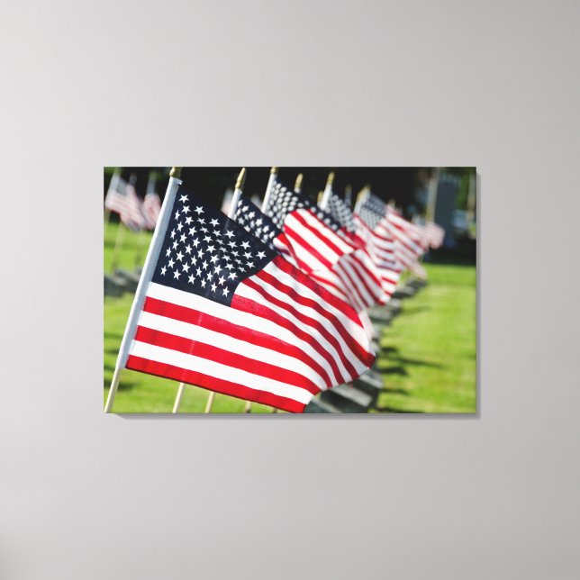 Historischer militärischer Friedhof mit US-Flaggen Leinwanddruck (Vorderseite)