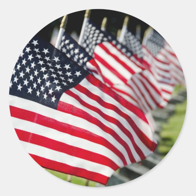Historischer militärischer Friedhof mit US-Flaggen Runder Aufkleber (Vorderseite)