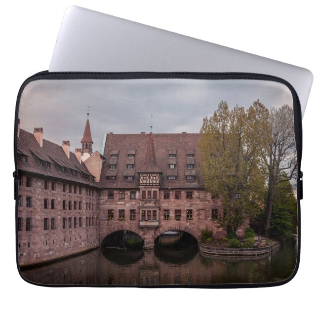 Historisches Gebäude bei Sonnenuntergang in Nürnbe Laptopschutzhülle (Vorderseite)