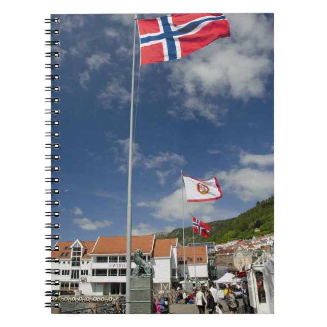 Historisches Hafengebiet Bergen mit Flaggen Notizblock (Vorderseite)