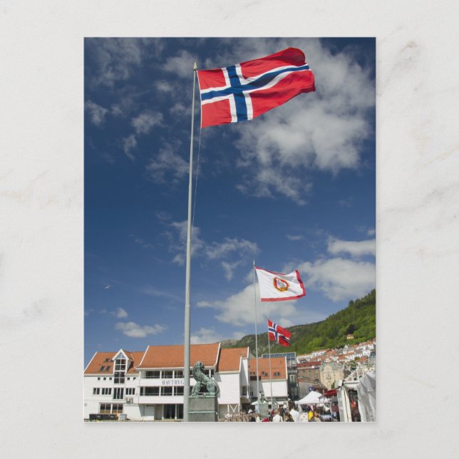 Historisches Hafengebiet Bergen mit Flaggen Postkarte (Vorderseite)