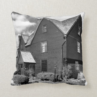 Historisches Salem - Haus von sieben Giebeln Kissen
