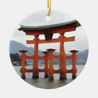Historisches Tor in der Bucht von Miyajima, Japan