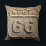 Historisches Zeichen des Weges 66, Arizona Kissen<br><div class="desc">Verlegen Sie 66 historisches Zeichen,  Wald-Nationalpark,  Bischof Arizonas,  USA | Russ/DanitaDelimont.com</div>