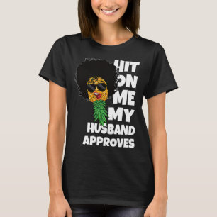 Hit On Me Mein Husband genehmigt Black Swinger Pin T-Shirt