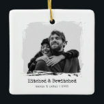 Hitched & Bewitched - Hochzeitszitzer Foto Keramikornament<br><div class="desc">Ein schick quadratisches Keramik-Ornament mit einem malerischen Pinselstrich-Foto-Fenster und einer kühnen "Hitched & Bewitched"-Beschriftung. Fügen Sie Ihre Namen und das Jahr darunter, um den Moment zu markieren. Das saubere Schwarz-Weiß-Aussehen schmeichelt Hochzeitsporträts oder Verlobung und Paare mit beliebigen Baum- oder Geschenkpackungen. Ideal für Jungvermählte, Jubiläen oder einen romantischen Sake, der während...</div>