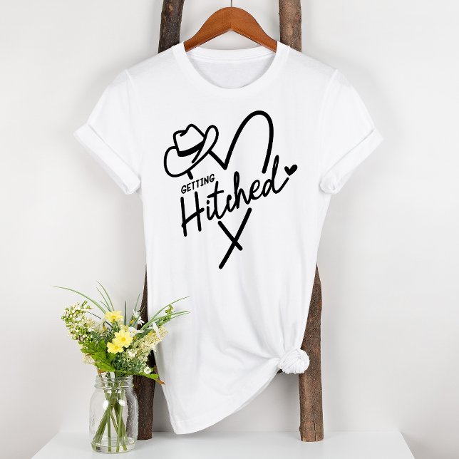 Hitched Verlobte Fun Heart Bridal T-Shirt (Von Creator hochgeladen)