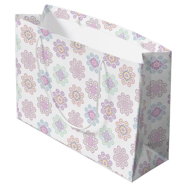 Hmong Inspirierte, helle Mustertüte Große Geschenktüte (Rückseite Schrägansicht)
