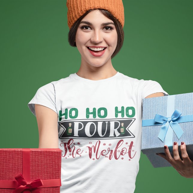 Ho Ho Pour the Merlot Funny Christmas Drink T-Shirt (Von Creator hochgeladen)