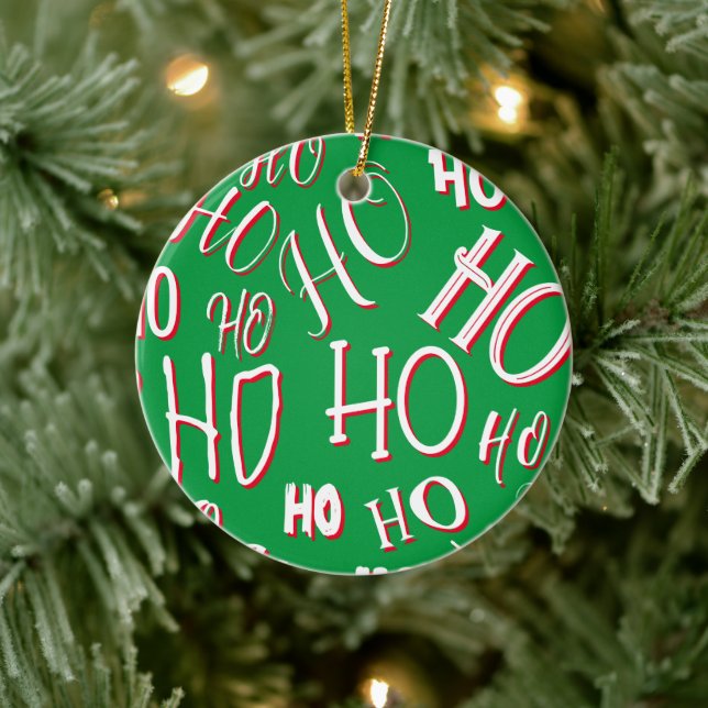 HO HO Weihnachts-Textmuster weiß grün rot Keramik Ornament (Baum)
