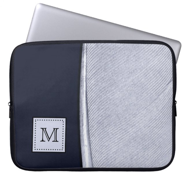 Hoch entwickelte Navy und Silver Feather Monogram Laptopschutzhülle (Vorderseite)