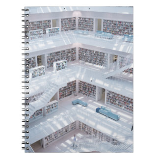 HOCHAUFGENOMMENE FOTOGRAFIE EINER BIBLIOTHEK NOTIZBLOCK