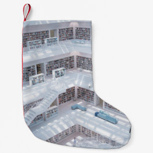 HOCHAUFNAHME-FOTOGRAFIE EINER BIBLIOTHEK KLEINER WEIHNACHTSSTRUMPF